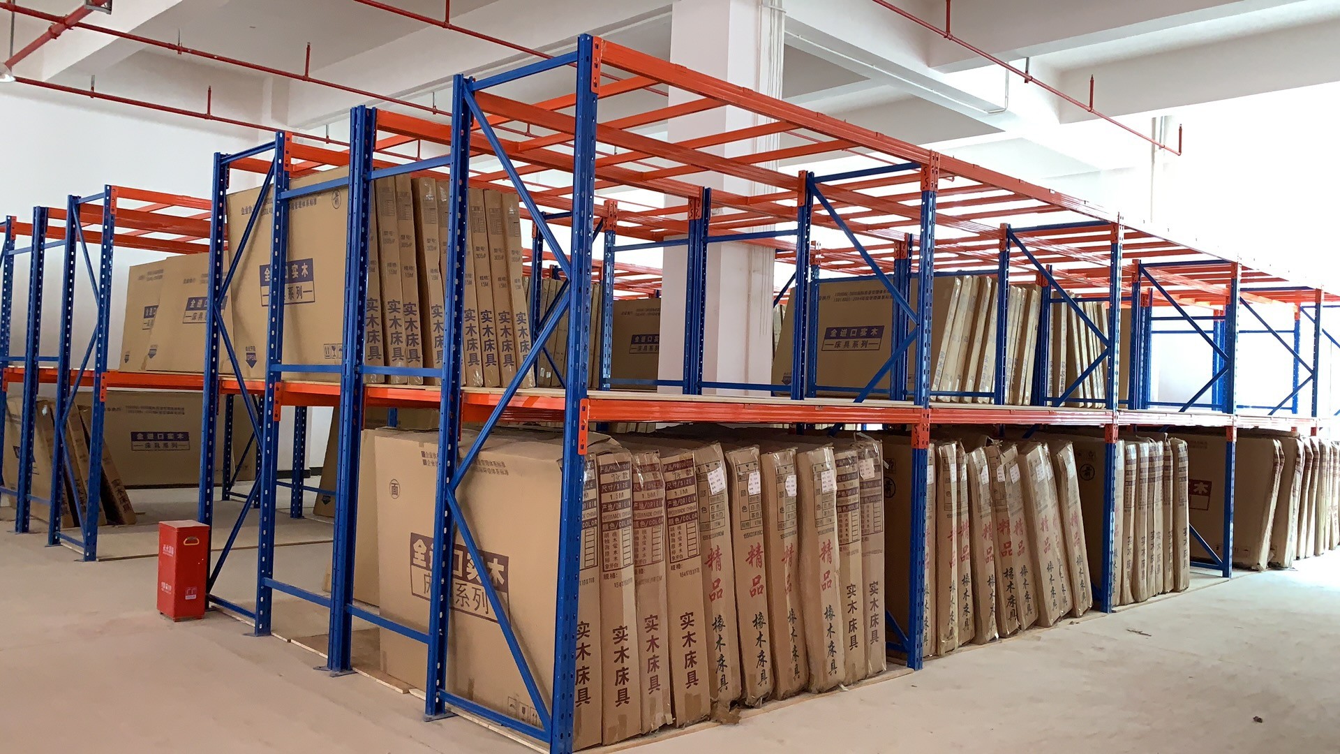 What types can the styles and structures of warehouse shelves be classified into