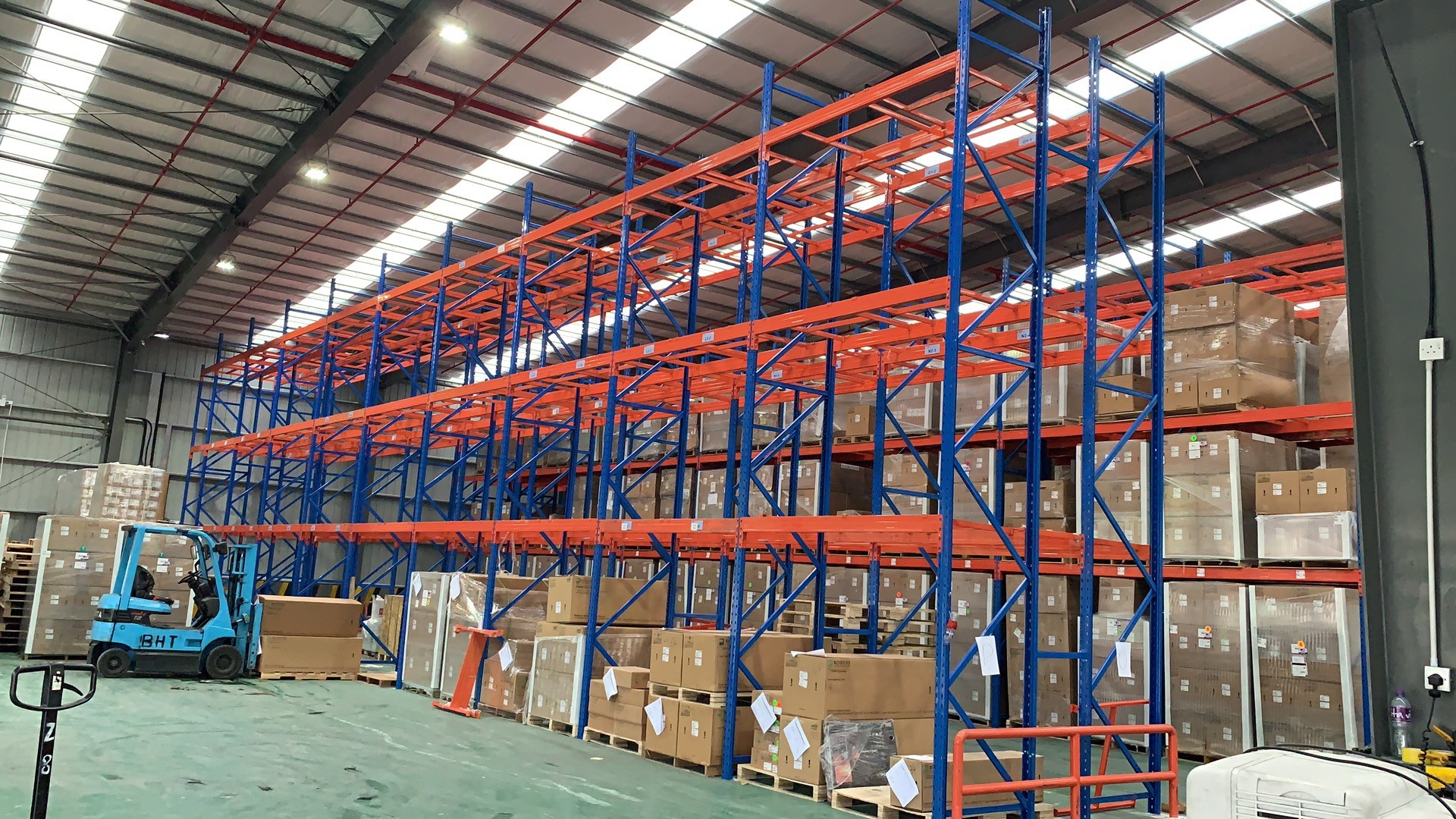 E-commerce warehouse racking