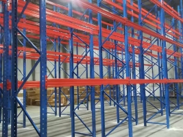 In overseas warehouse, shelf selection